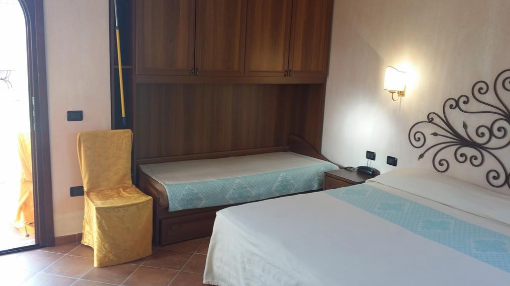 Trinità dʼAgultu Hotel Ristorante La Tana Di Li Mazzoni מראה חיצוני תמונה