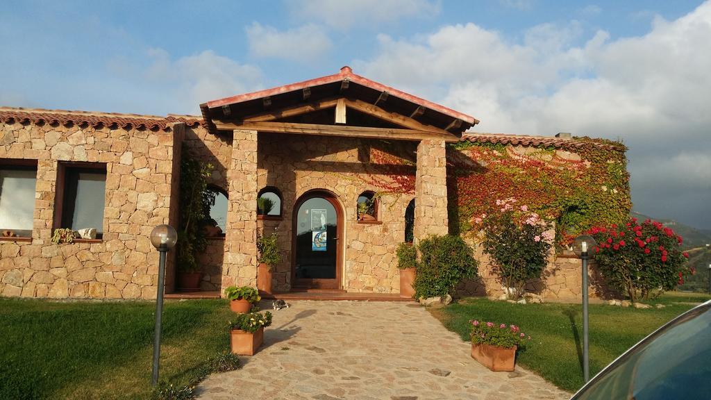 Trinità dʼAgultu Hotel Ristorante La Tana Di Li Mazzoni מראה חיצוני תמונה