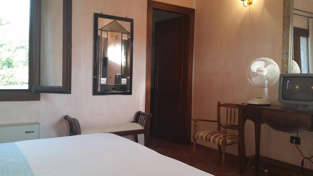 Trinità dʼAgultu Hotel Ristorante La Tana Di Li Mazzoni מראה חיצוני תמונה